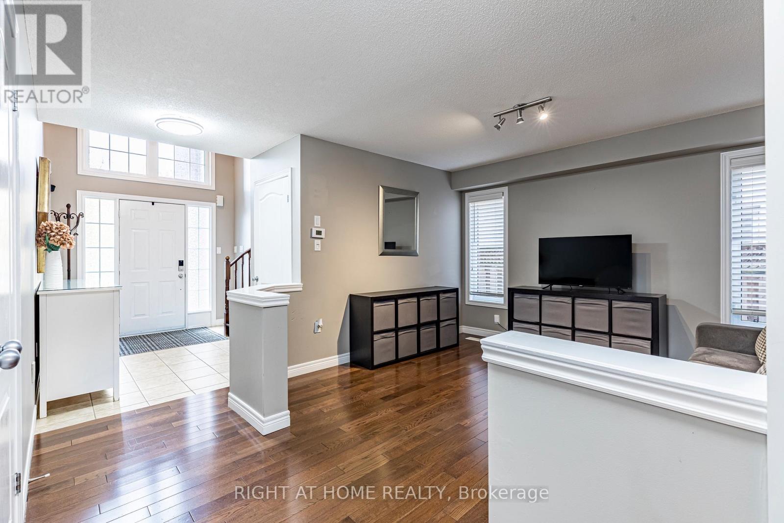 28 Springbreeze Heights W, Hamilton, Ontario  L8E 0A4 - Photo 5 - X12478907