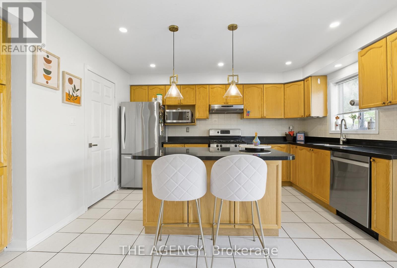 12 Robert Attersley Drive E, Whitby, Ontario  L1R 3E3 - Photo 11 - E12479006