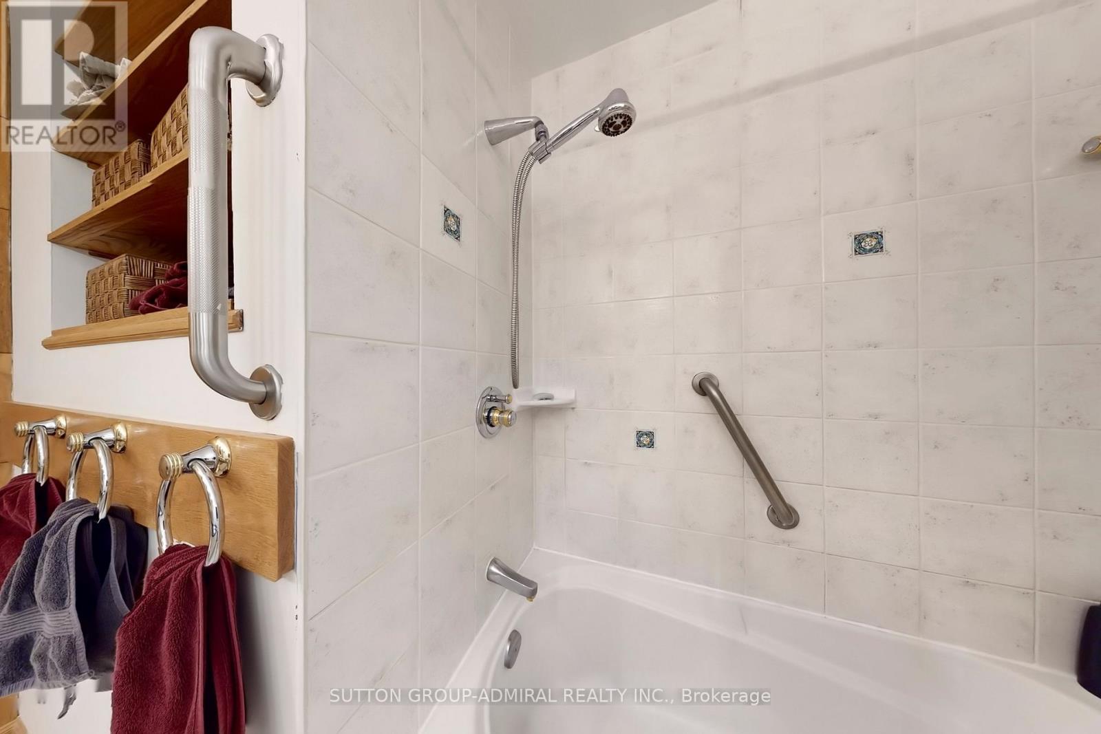 46 Merrylynn Drive, Richmond Hill, Ontario  L4C 5A9 - Photo 20 - N12478940