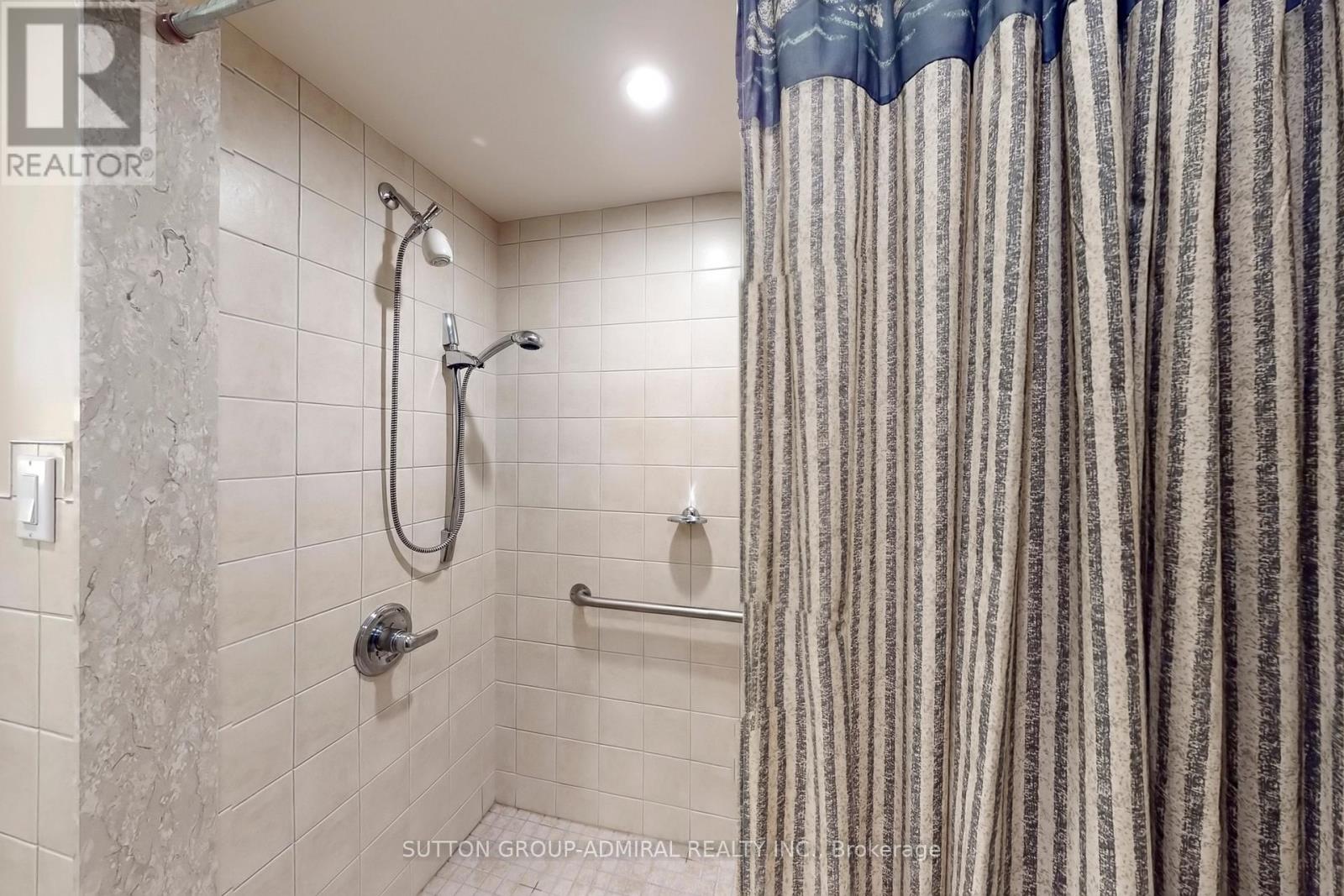 46 Merrylynn Drive, Richmond Hill, Ontario  L4C 5A9 - Photo 28 - N12478940