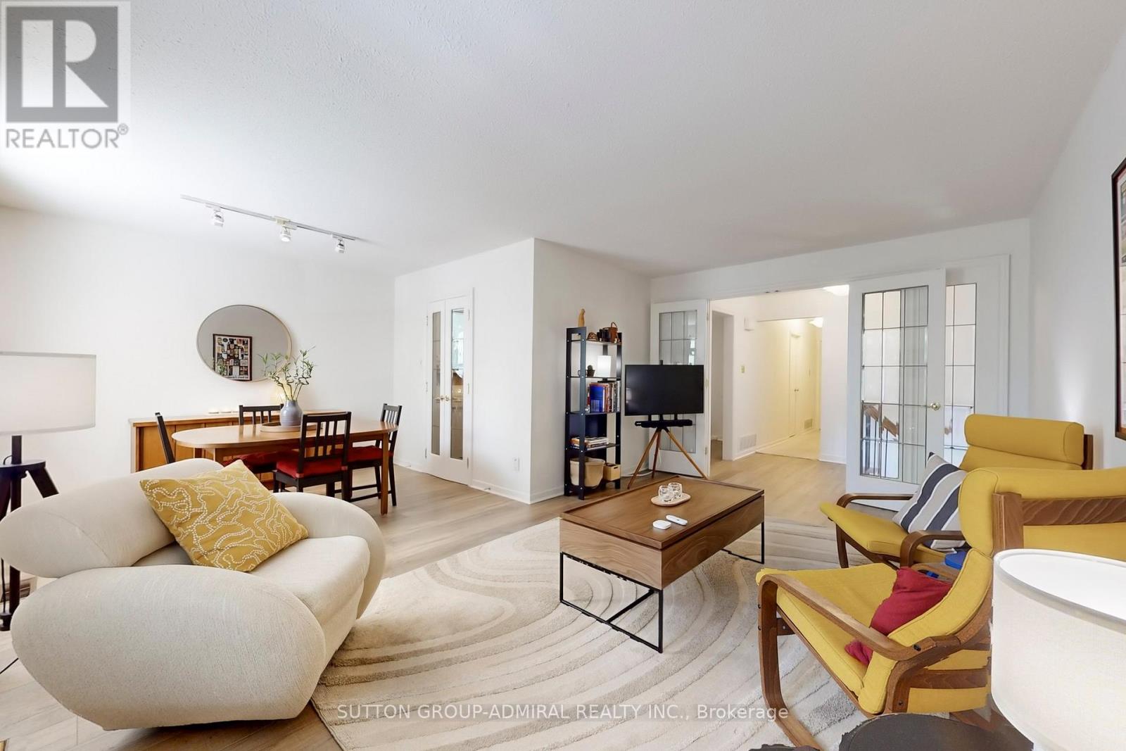 46 Merrylynn Drive, Richmond Hill, Ontario  L4C 5A9 - Photo 5 - N12478940