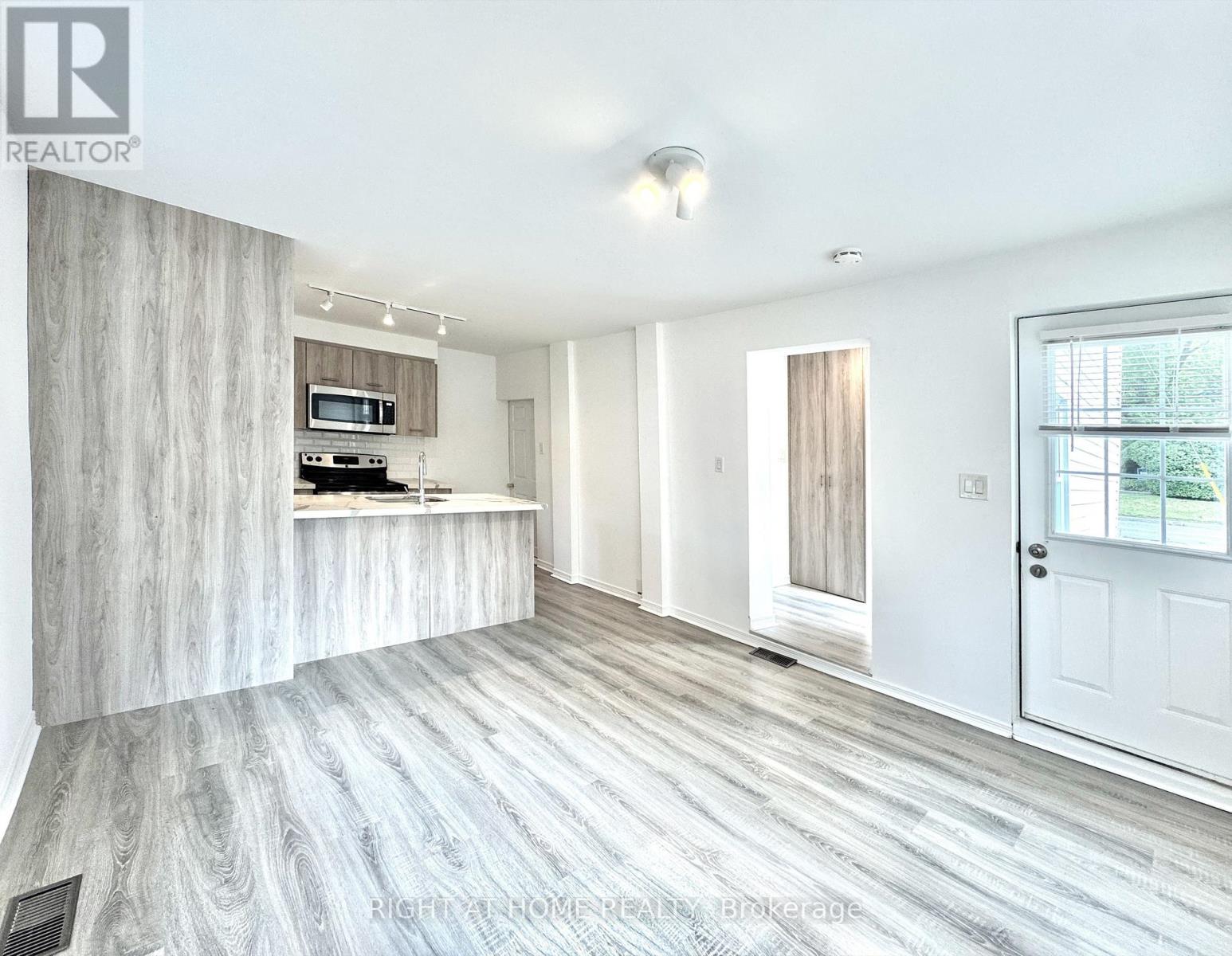 A - 469 Queen Street, Newmarket, Ontario  L3Y 2H3 - Photo 2 - N12478966
