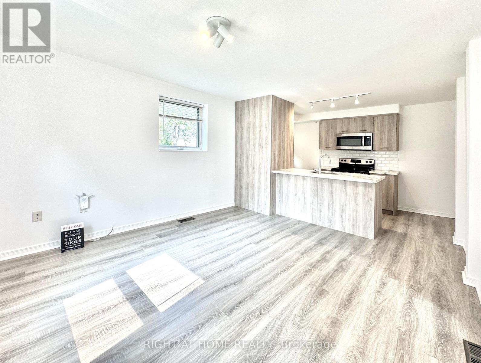 A - 469 Queen Street, Newmarket, Ontario  L3Y 2H3 - Photo 3 - N12478966