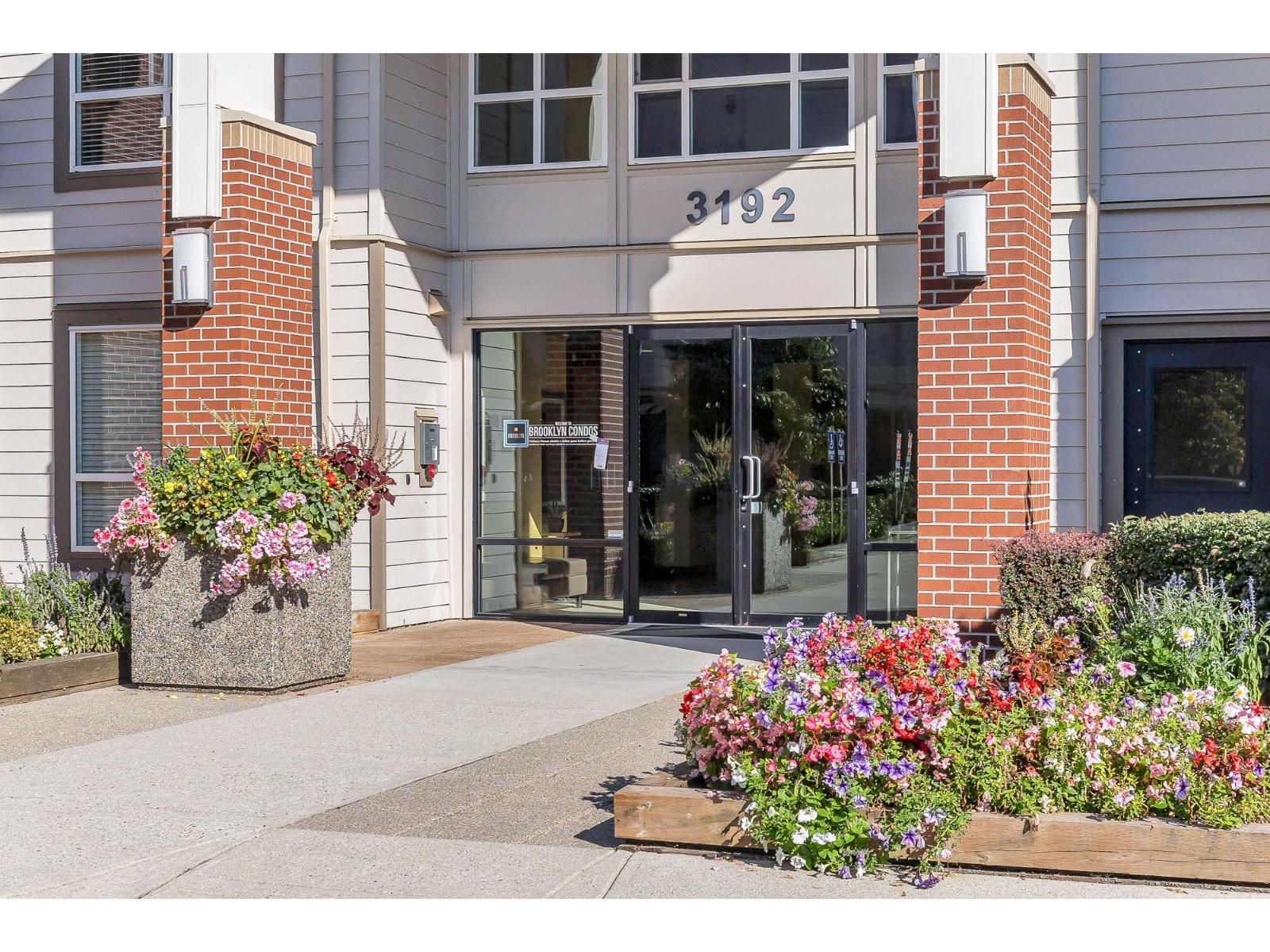 210 3192 Gladwin Road, Abbotsford, British Columbia  V2T 6M9 - Photo 2 - R3061069