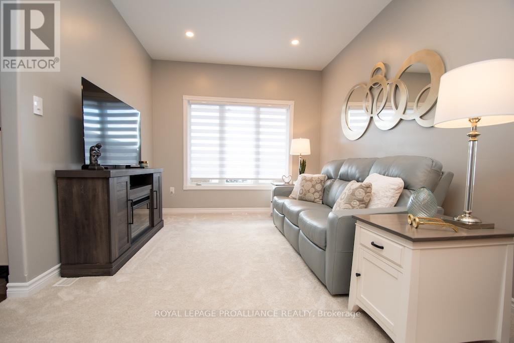 1445 Ireland Drive, Peterborough (Monaghan Ward 2), Ontario  K9K 0A4 - Photo 5 - X12478402