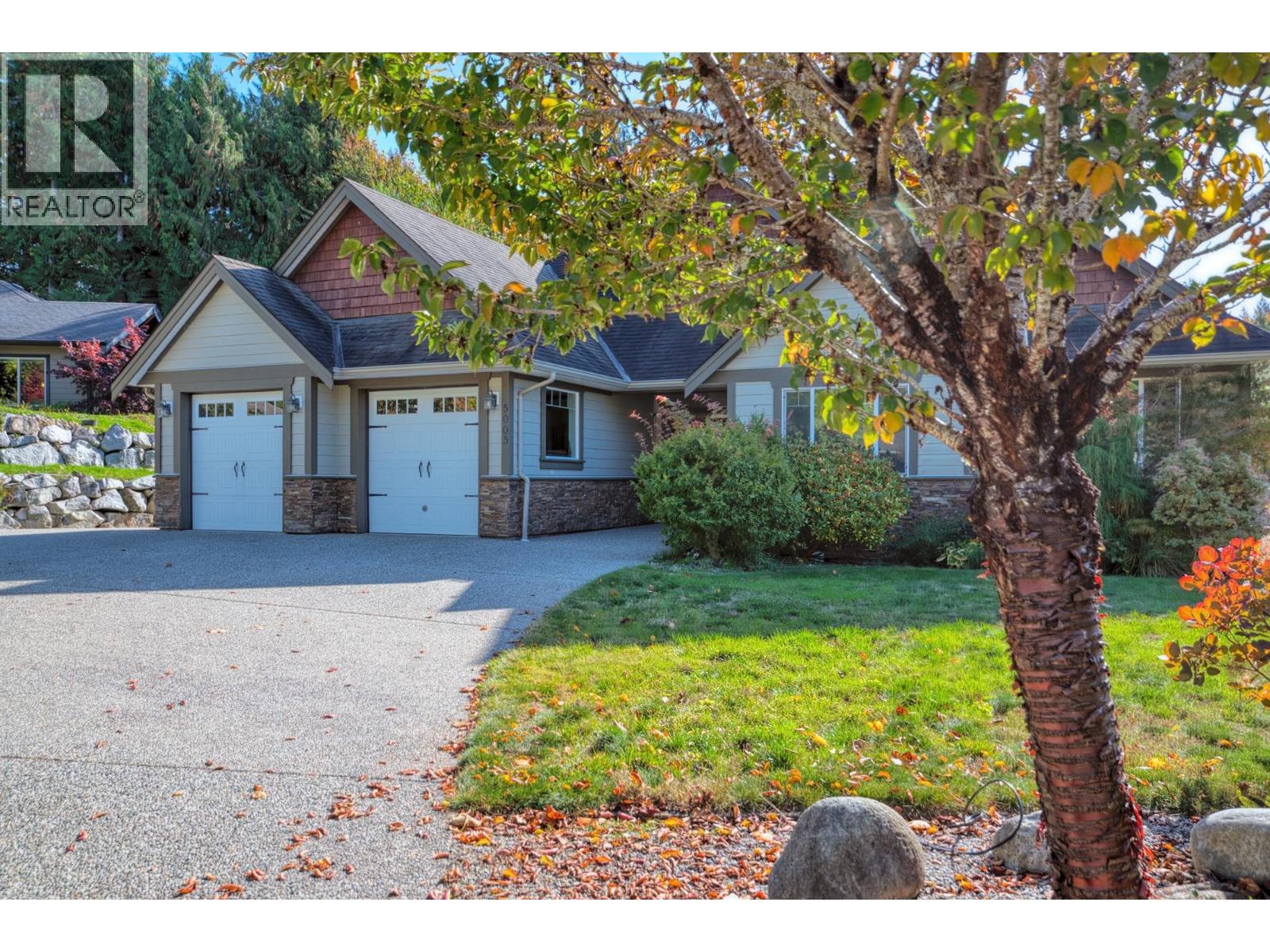 5005 Bay Road, Sechelt, British Columbia  V7Z 0E9 - Photo 2 - R3061118