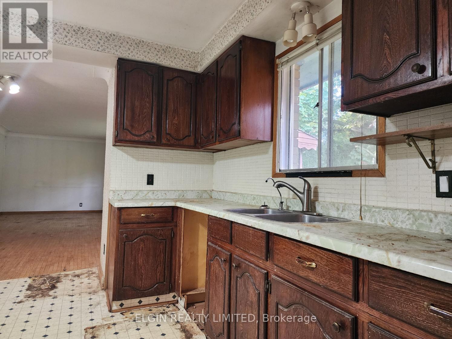 10 Vineden Drive, Central Elgin, Ontario  N5P 2M6 - Photo 2 - X12479082