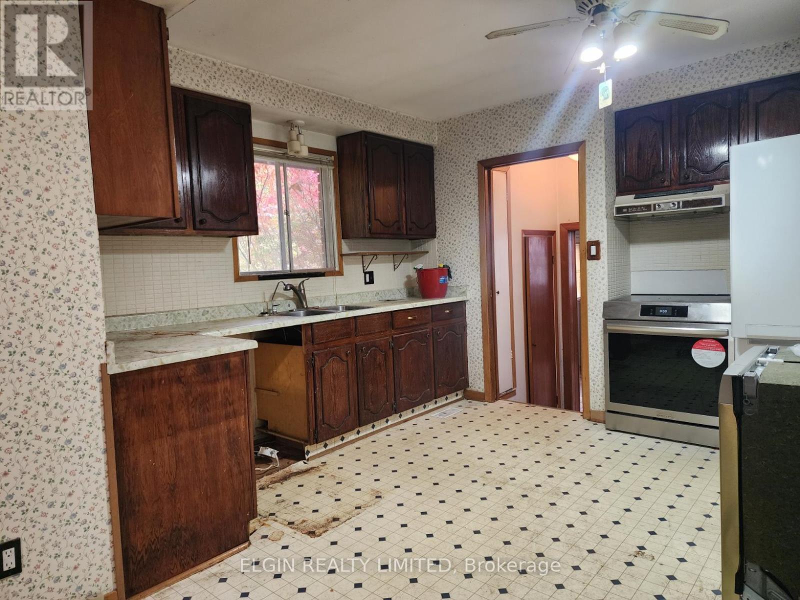 10 Vineden Drive, Central Elgin, Ontario  N5P 2M6 - Photo 3 - X12479082