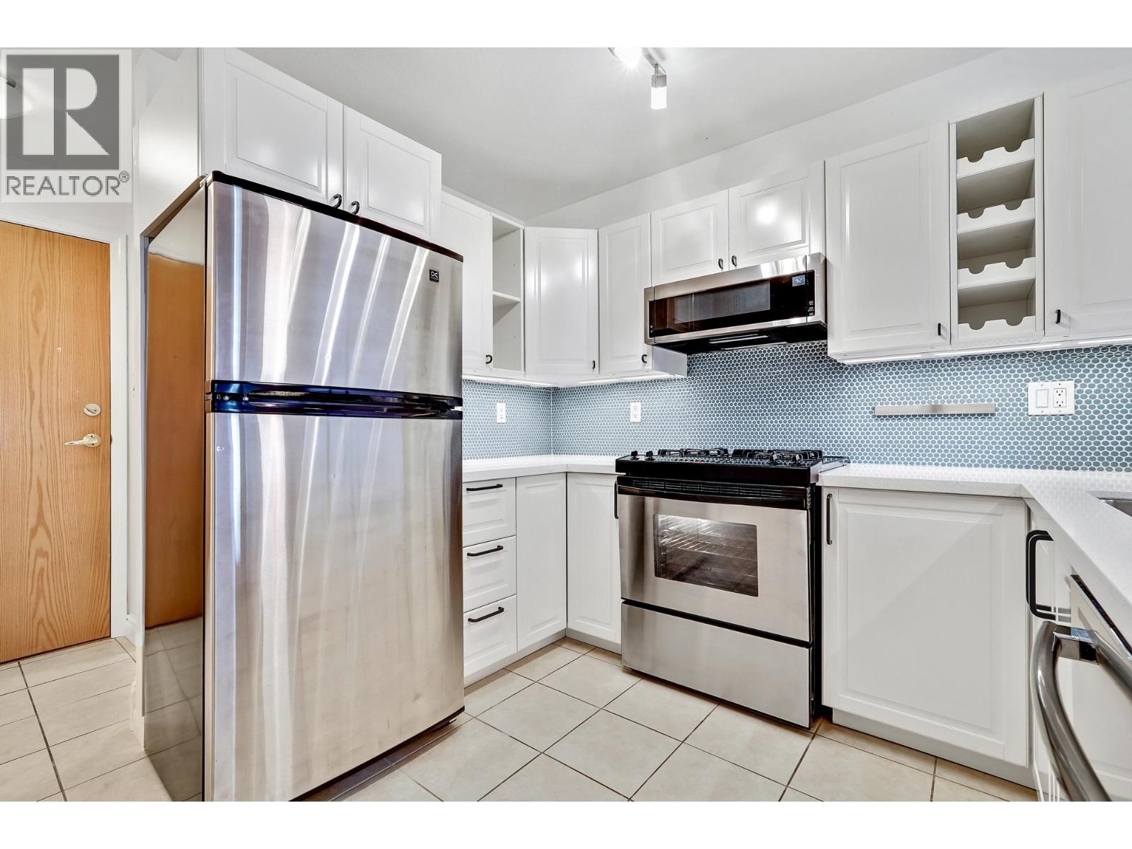 302 2741 E Hastings Street, Vancouver, British Columbia  V5K 1Z8 - Photo 2 - R3061395