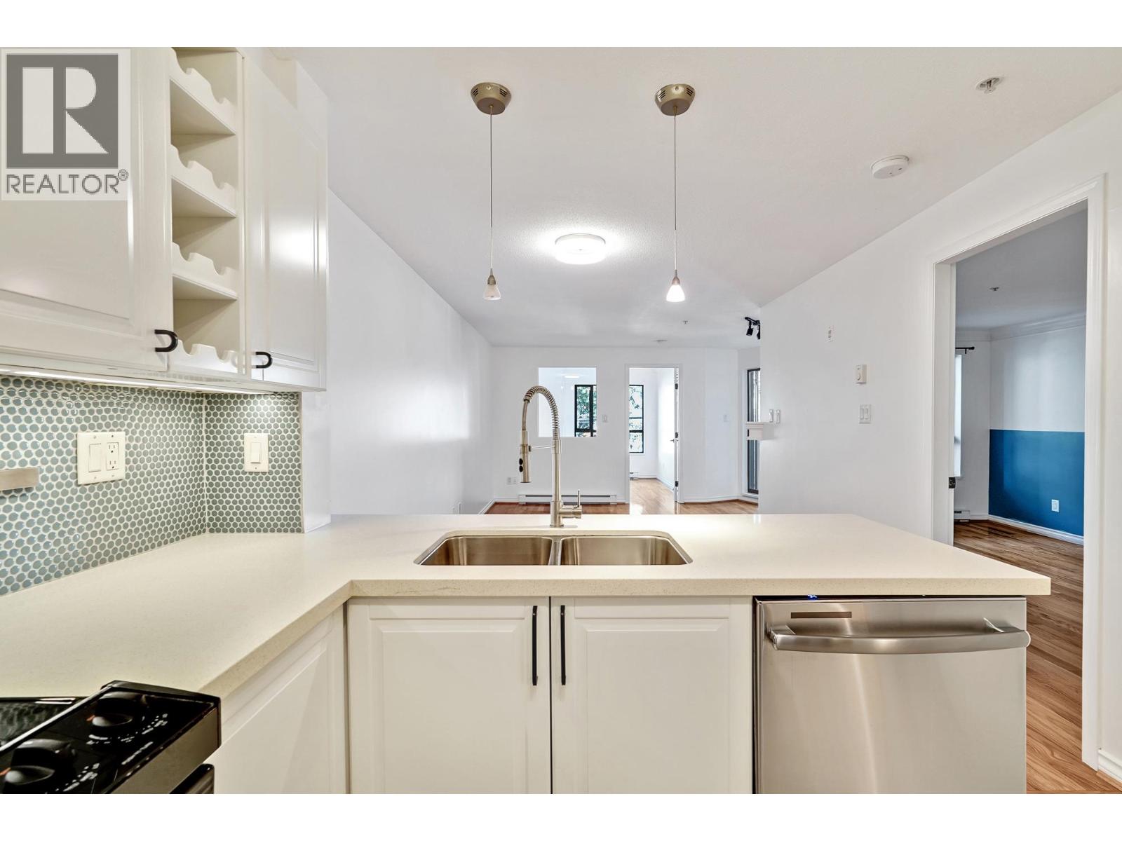 302 2741 E Hastings Street, Vancouver, British Columbia  V5K 1Z8 - Photo 3 - R3061395