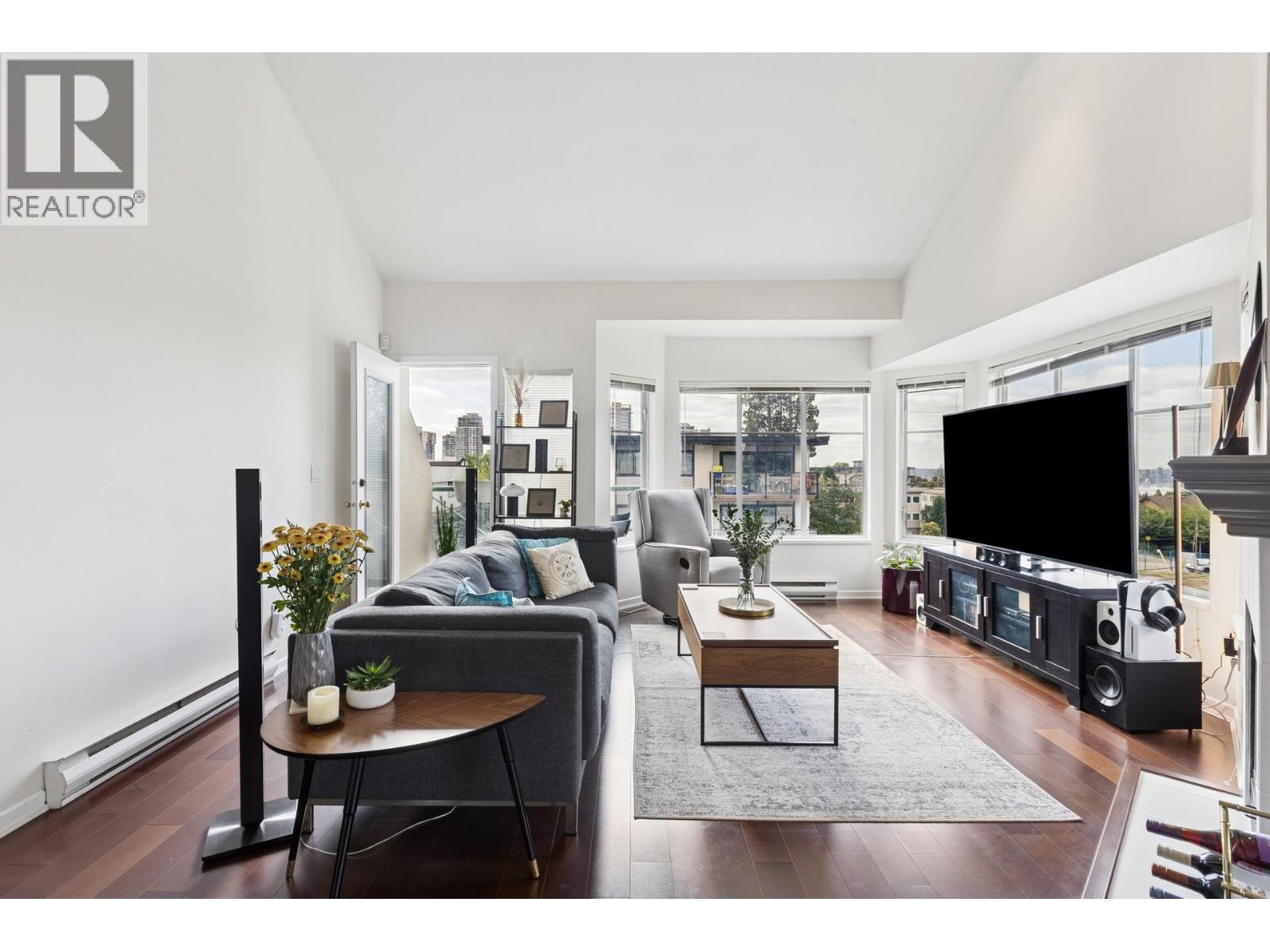 303 131 W 20th Street, North Vancouver, British Columbia  V7M 1Y2 - Photo 4 - R3061413