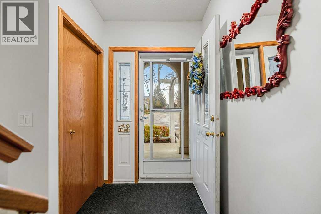 Property at 116 Sunlake Gardens SE image 2