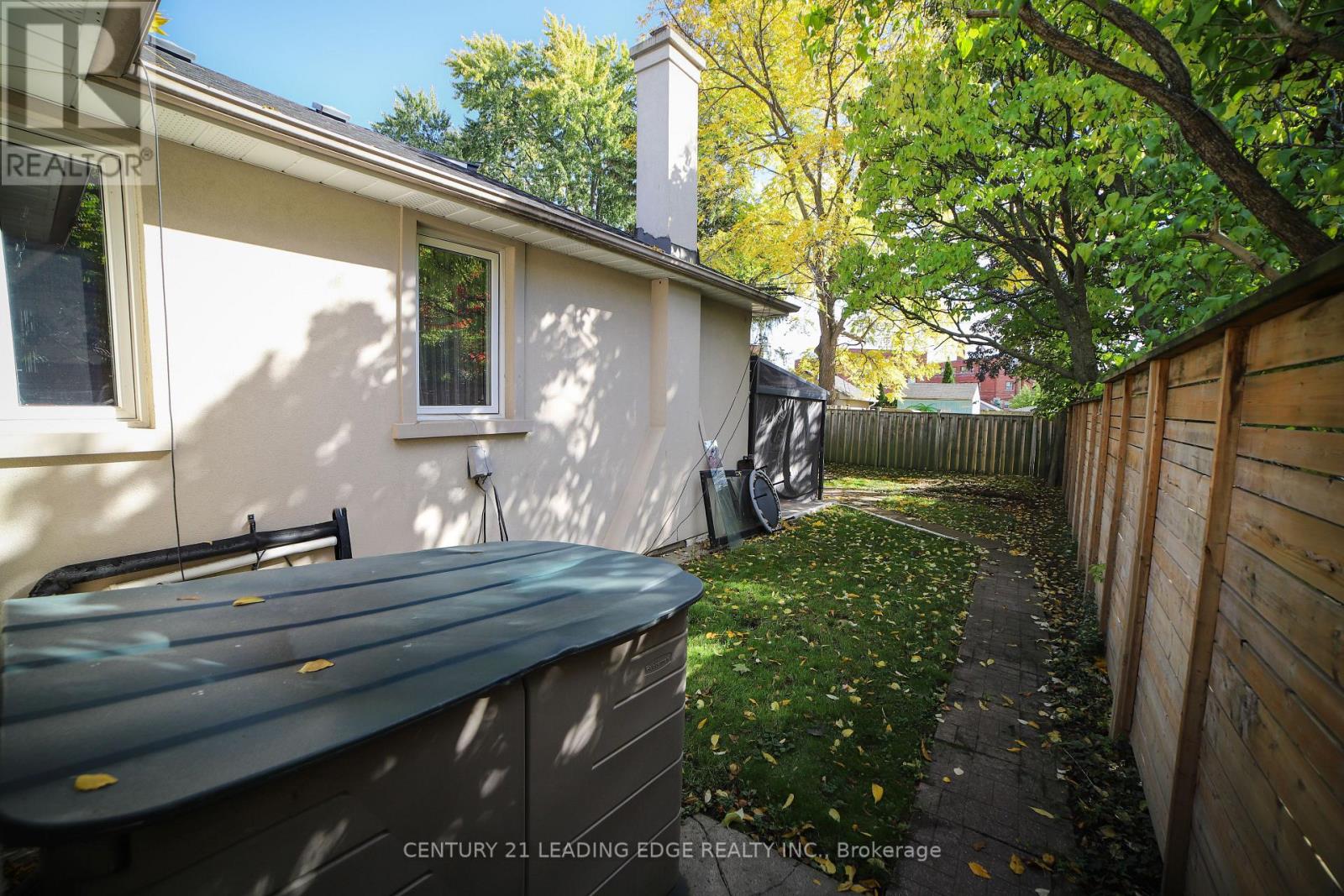 11 Chestnut Hills Crescent, Toronto, Ontario  M9A 2W3 - Photo 11 - W12476337