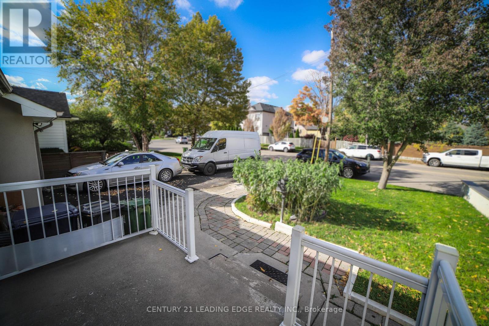 11 Chestnut Hills Crescent, Toronto, Ontario  M9A 2W3 - Photo 3 - W12476337