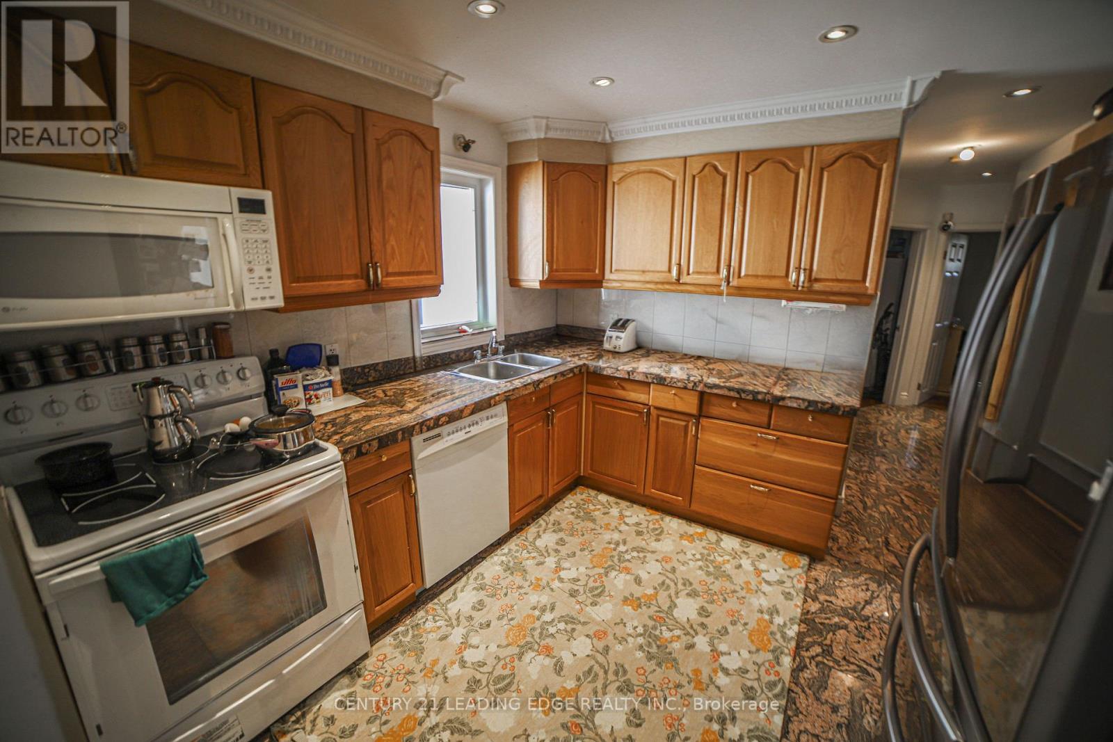 11 Chestnut Hills Crescent, Toronto, Ontario  M9A 2W3 - Photo 13 - W12476337