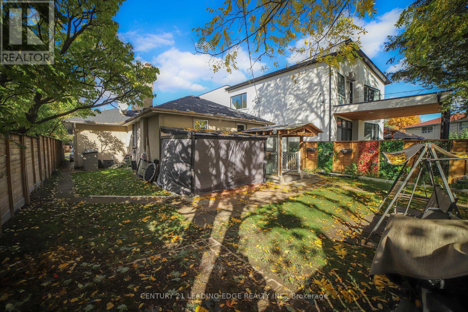 11 Chestnut Hills Crescent, Toronto, Ontario  M9A 2W3 - Photo 10 - W12476337
