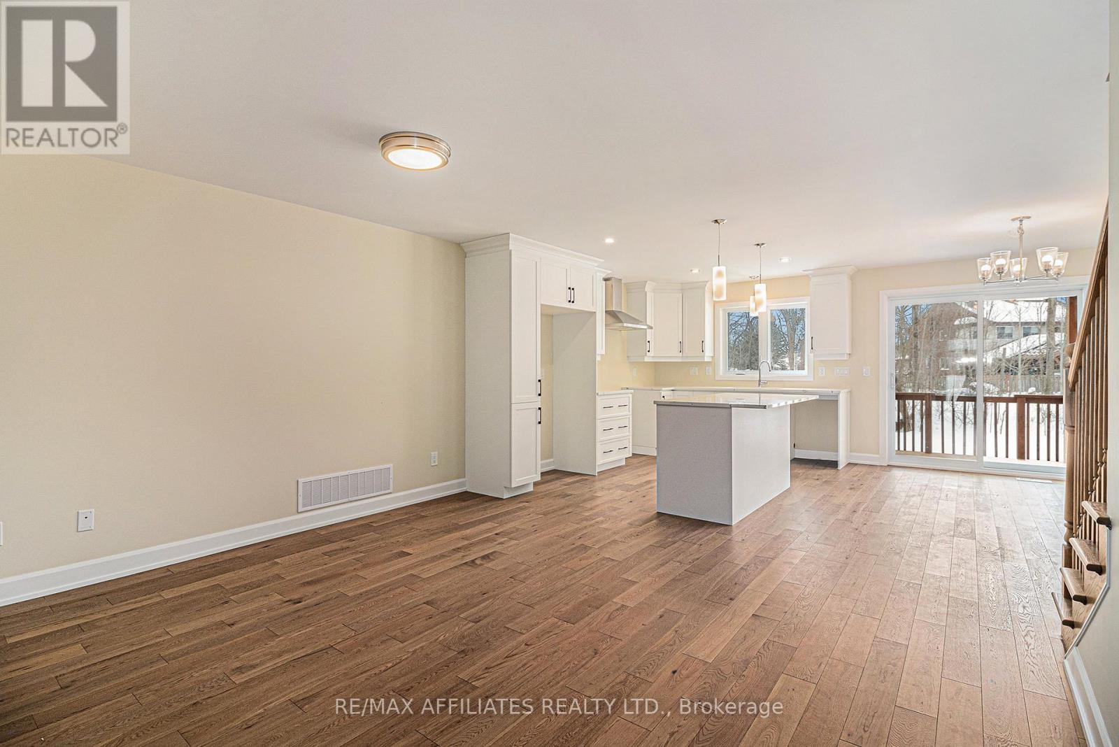 355 Voyageur Place, Russell, Ontario  K0A 1W0 - Photo 5 - X12245064