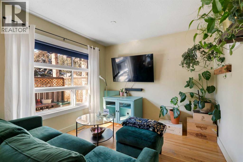 8012 33 Avenue Nw, Calgary, Alberta  T3B 1L7 - Photo 2 - A2257242