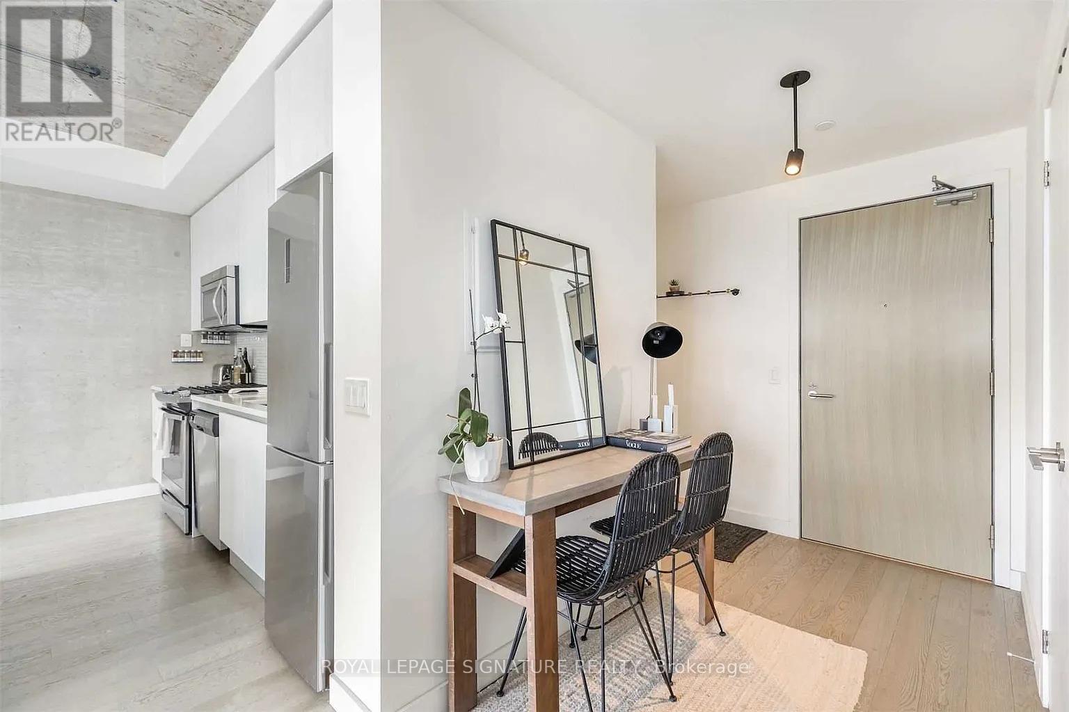 1505 - 111 Bathurst Street, Toronto (Waterfront Communities), Ontario  M5V 0M9 - Photo 2 - C12479071