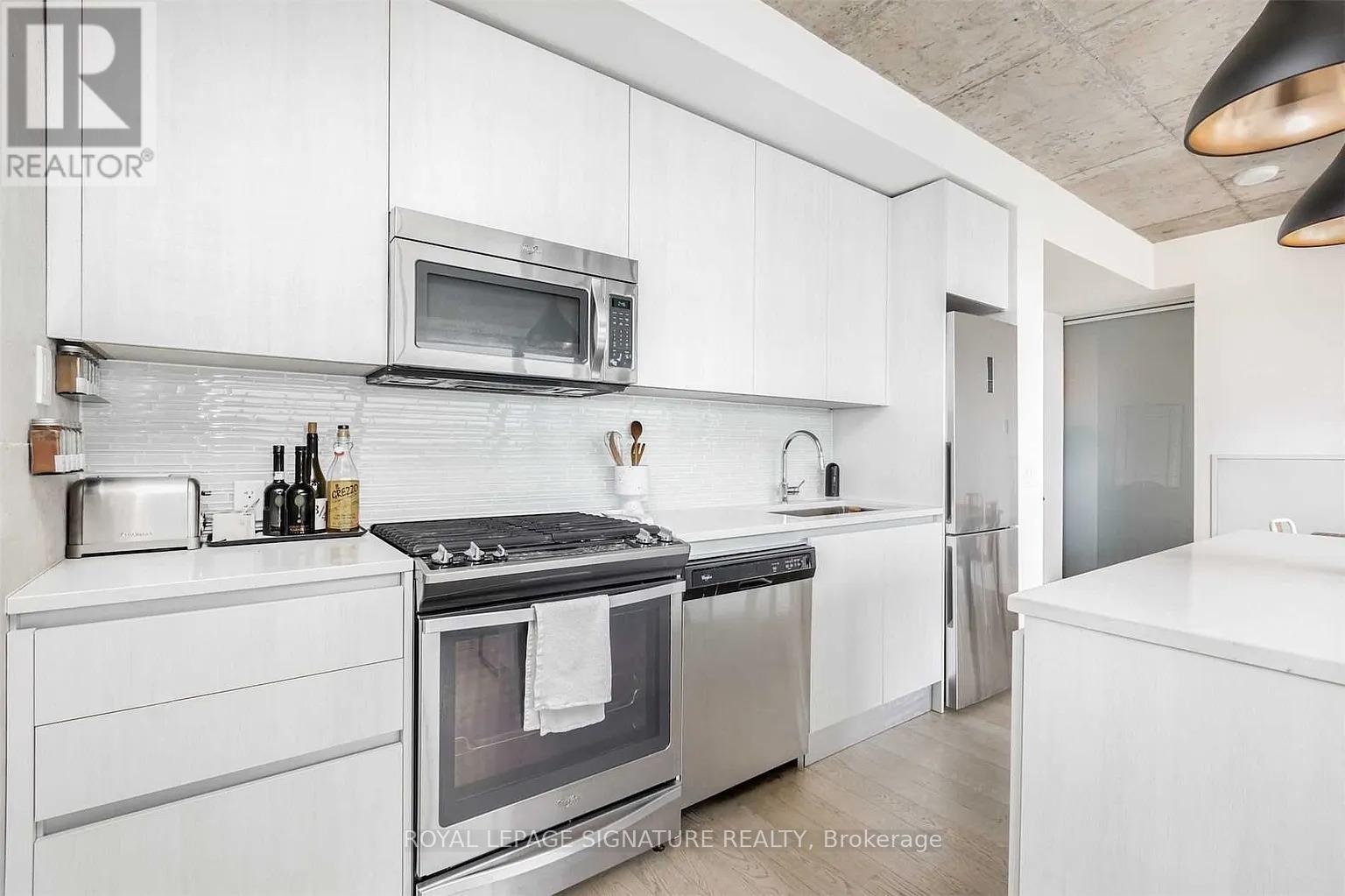 1505 - 111 Bathurst Street, Toronto (Waterfront Communities), Ontario  M5V 0M9 - Photo 3 - C12479071