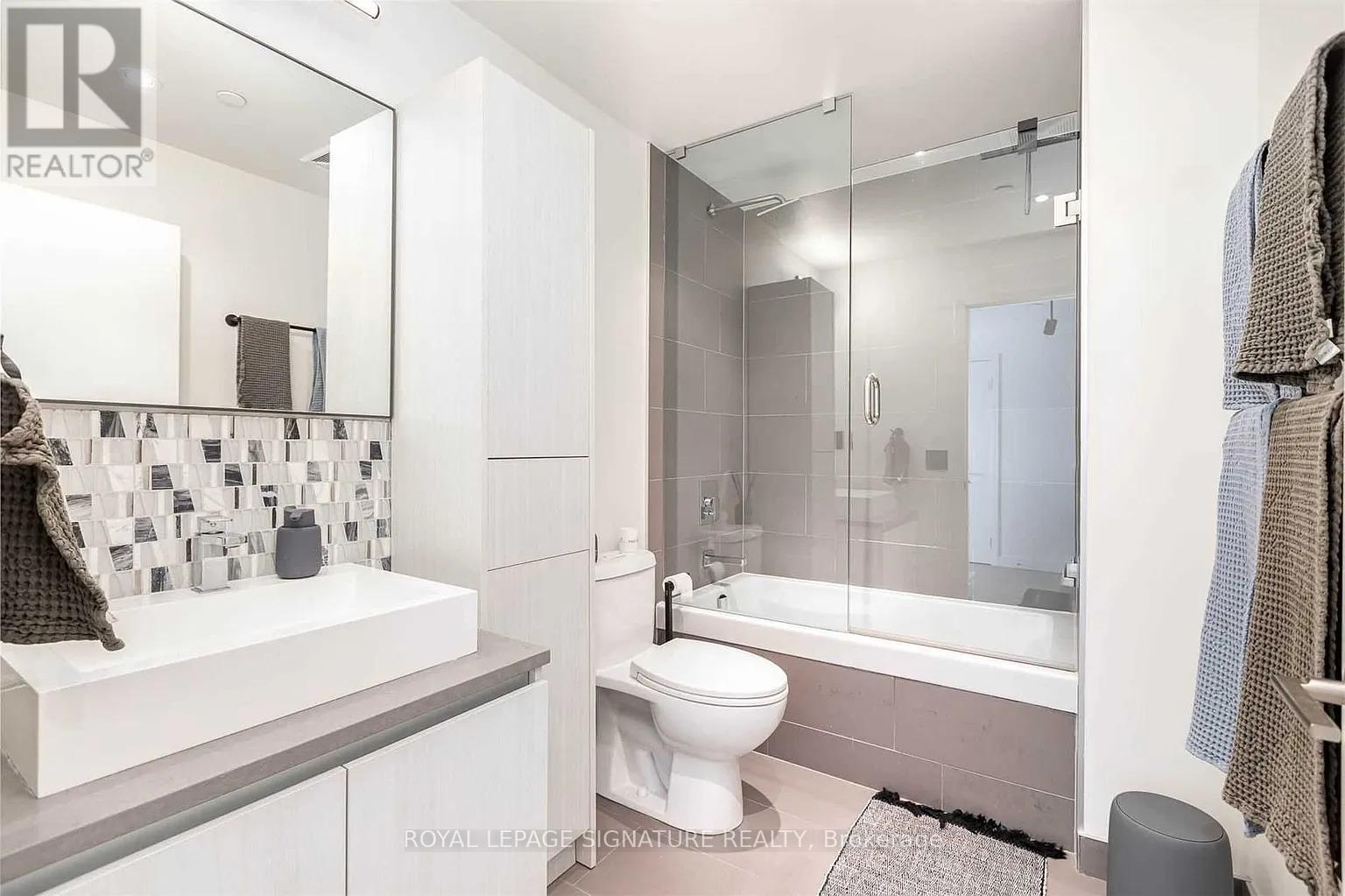 1505 - 111 Bathurst Street, Toronto (Waterfront Communities), Ontario  M5V 0M9 - Photo 8 - C12479071
