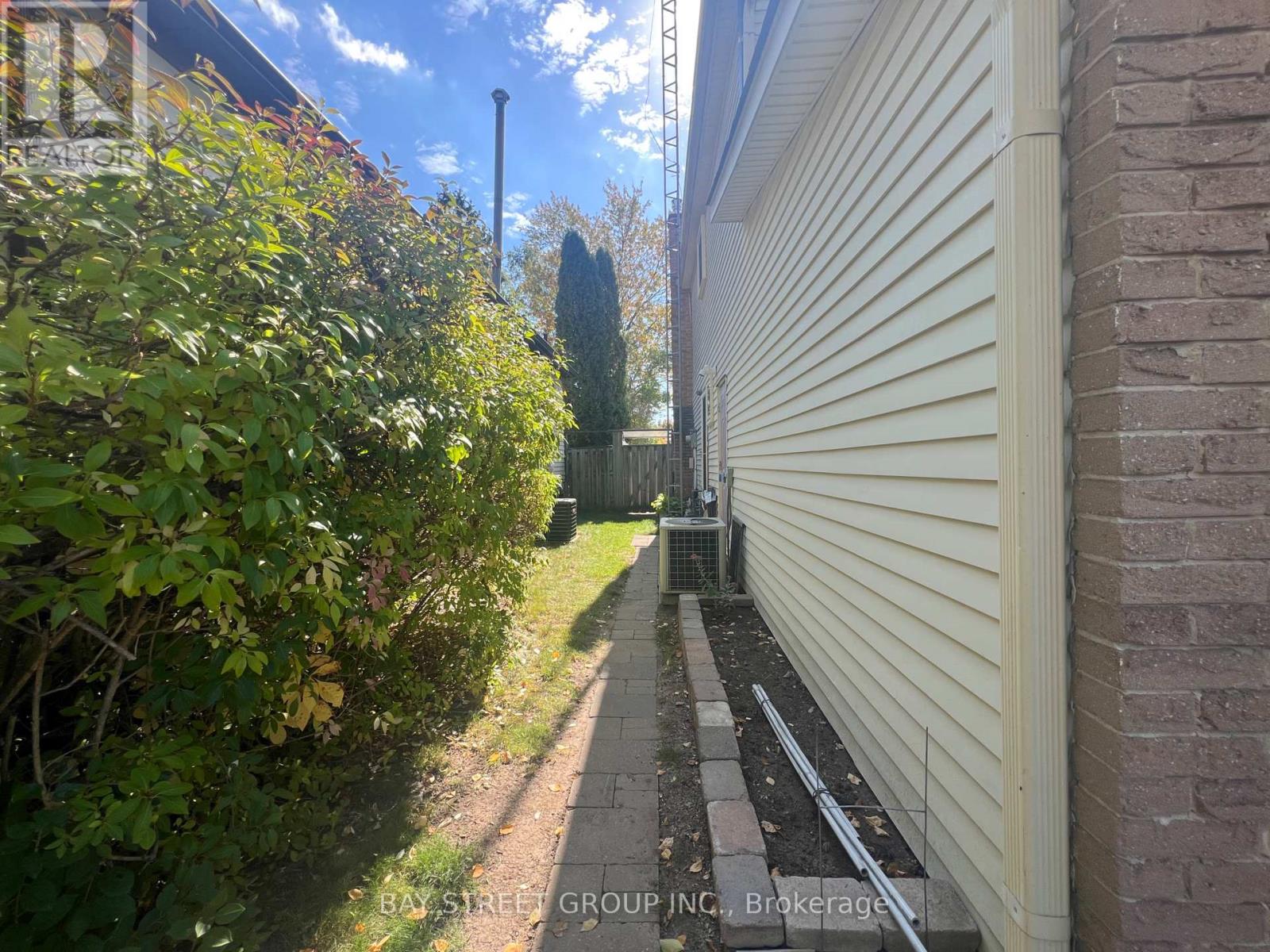 45 Lillooet Crescent, Richmond Hill, Ontario  L4C 5A6 - Photo 2 - N12479054