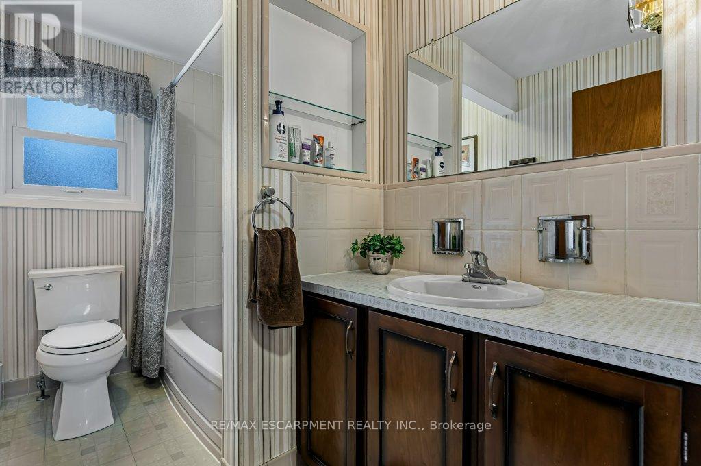 526 Elwood Road, Burlington, Ontario  L7N 3C7 - Photo 18 - W12479088