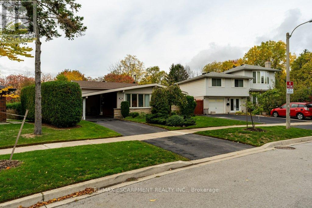526 Elwood Road, Burlington, Ontario  L7N 3C7 - Photo 3 - W12479088
