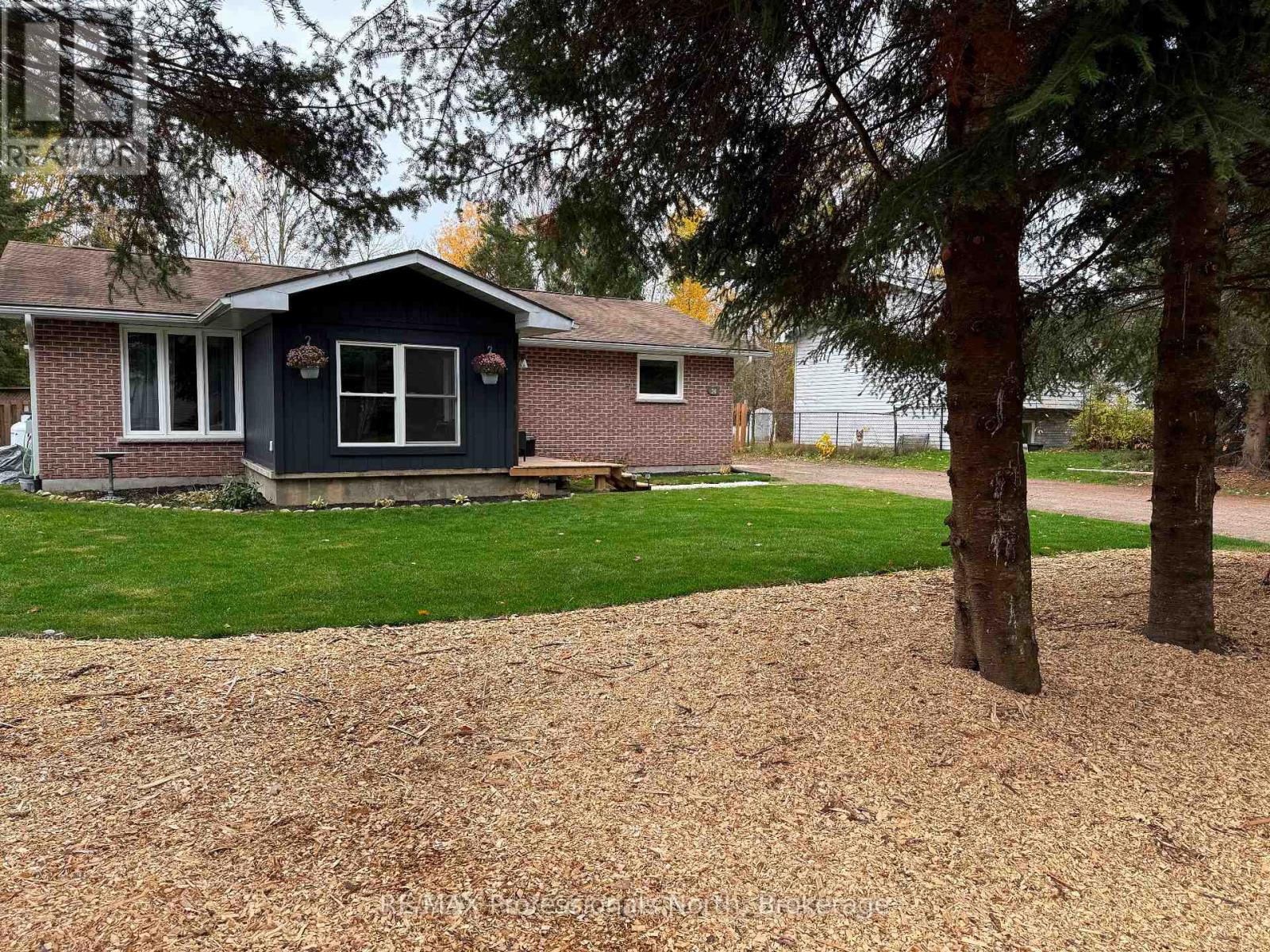 24 Anson Street, Minden Hills, Ontario  K0M 2K0 - Photo 2 - X12479243