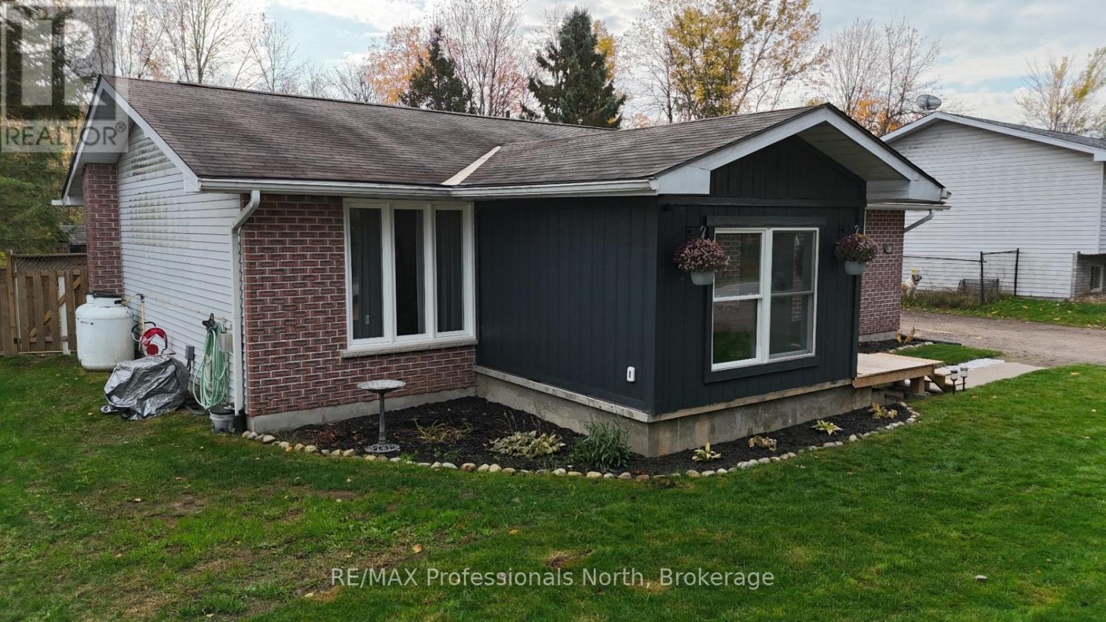 24 Anson Street, Minden Hills, Ontario  K0M 2K0 - Photo 7 - X12479243