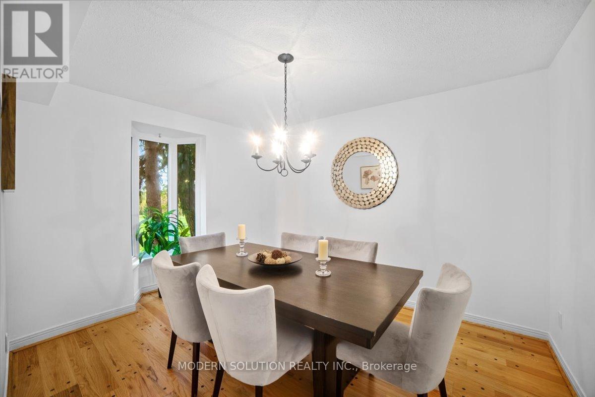 1464 Credit Woodlands Court, Mississauga, Ontario  L5C 3J5 - Photo 11 - W12479161