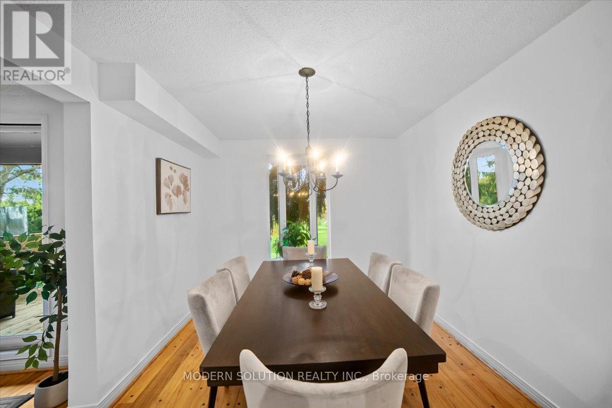 1464 Credit Woodlands Court, Mississauga, Ontario  L5C 3J5 - Photo 12 - W12479161