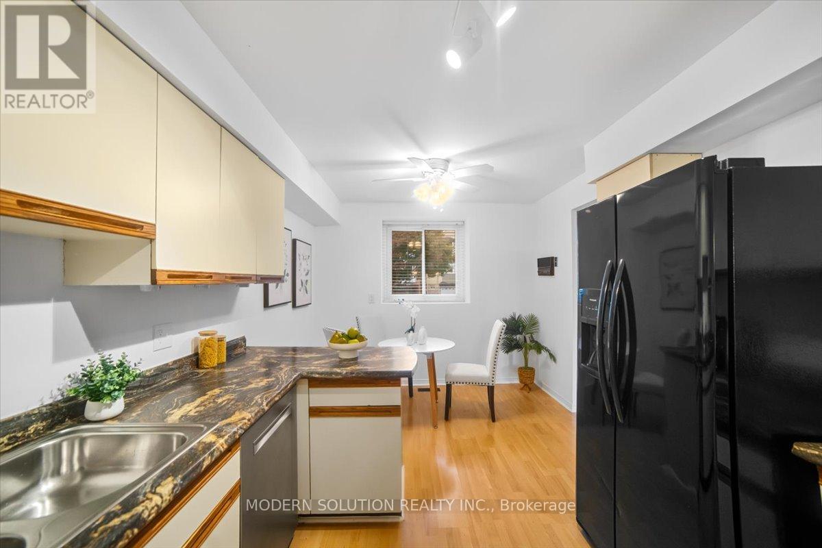 1464 Credit Woodlands Court, Mississauga, Ontario  L5C 3J5 - Photo 13 - W12479161