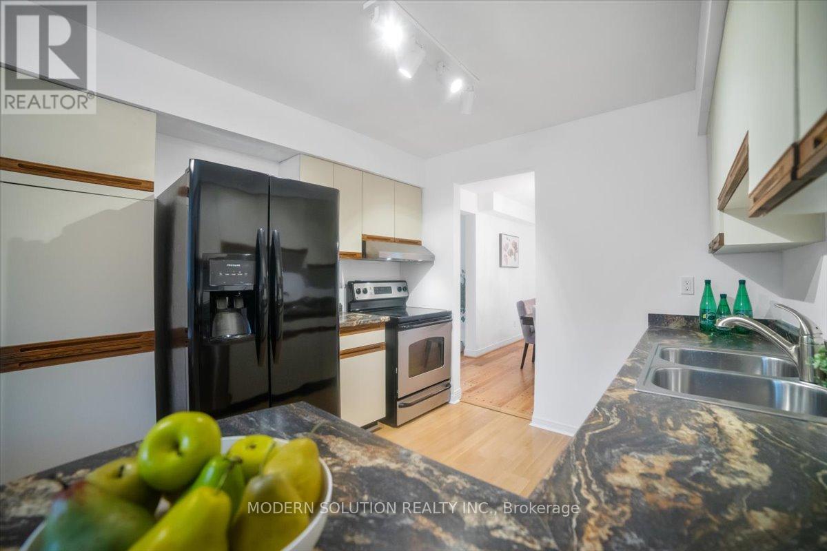 1464 Credit Woodlands Court, Mississauga, Ontario  L5C 3J5 - Photo 14 - W12479161
