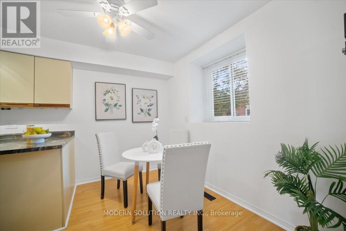 1464 Credit Woodlands Court, Mississauga, Ontario  L5C 3J5 - Photo 16 - W12479161