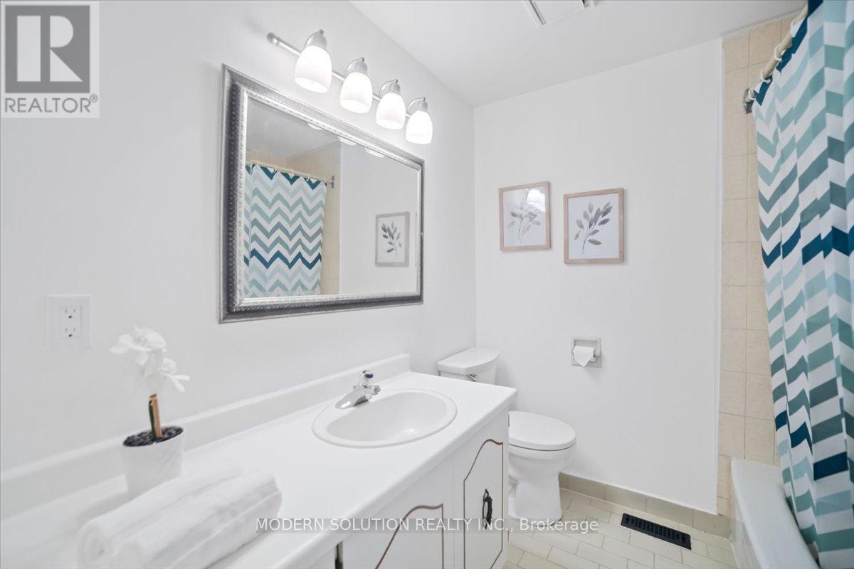1464 Credit Woodlands Court, Mississauga, Ontario  L5C 3J5 - Photo 22 - W12479161