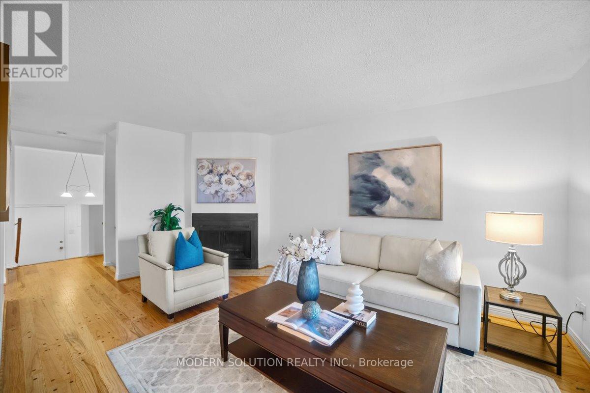 1464 Credit Woodlands Court, Mississauga, Ontario  L5C 3J5 - Photo 7 - W12479161