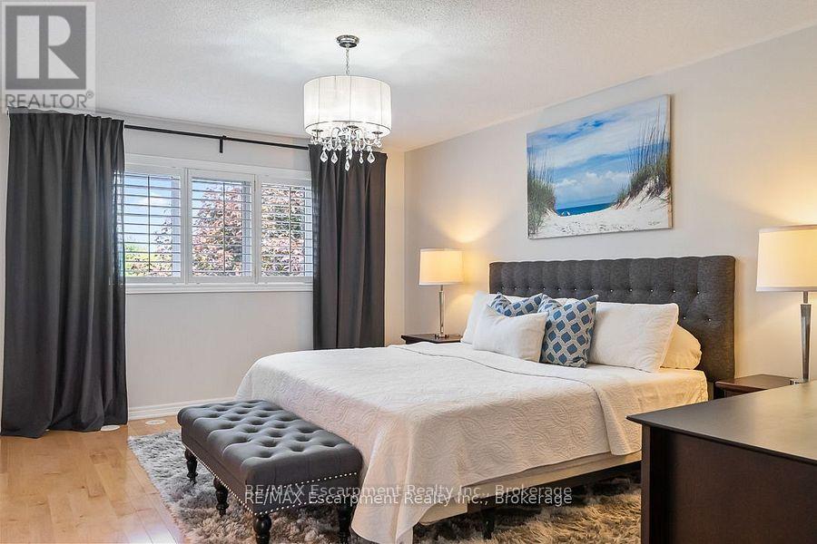 2357 Woodfield Road, Oakville, Ontario  L6H 6Y6 - Photo 13 - W12479267