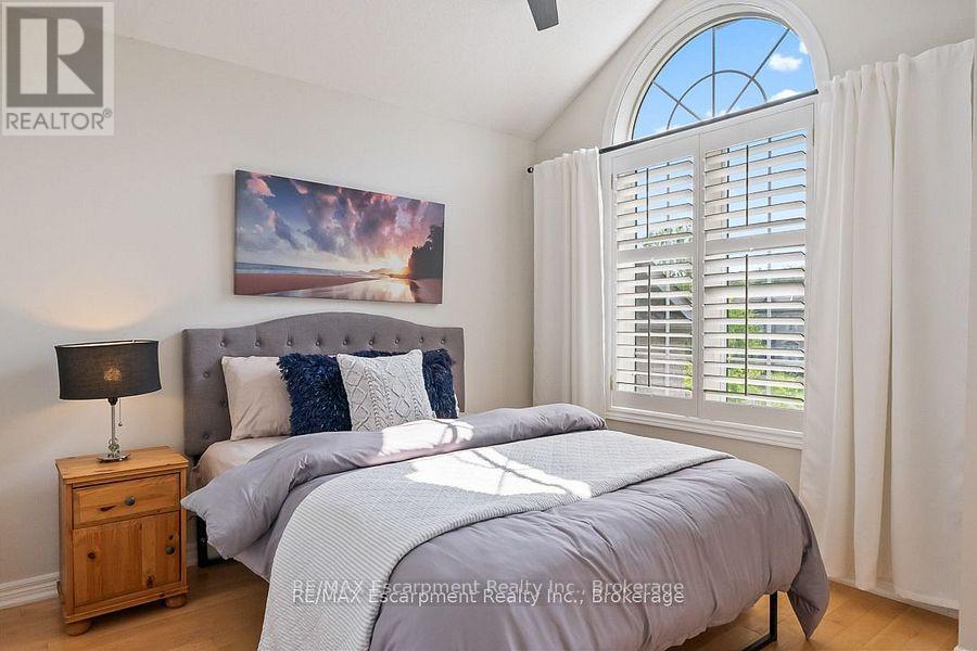 2357 Woodfield Road, Oakville, Ontario  L6H 6Y6 - Photo 19 - W12479267