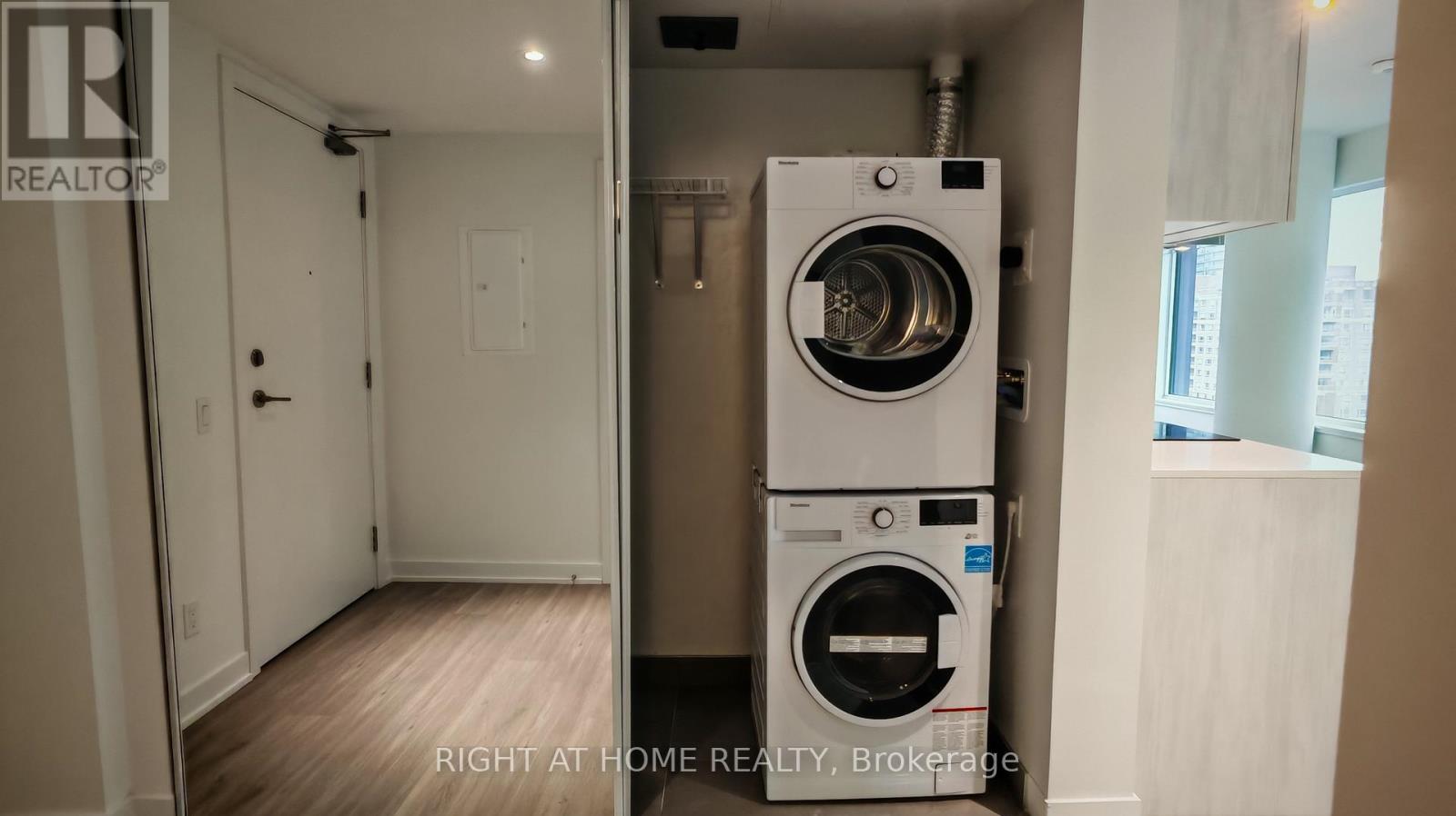 1216 - 8 Wellesley Street W, Toronto, Ontario  M4Y 0J5 - Photo 3 - C12479270