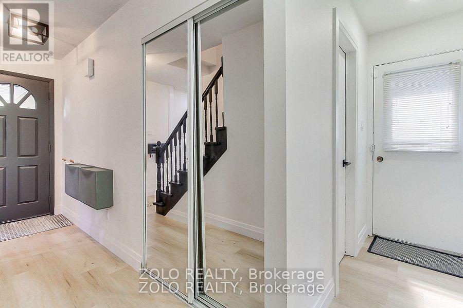 388 Terry Drive, Newmarket, Ontario  L3Y 5E7 - Photo 4 - N12479276