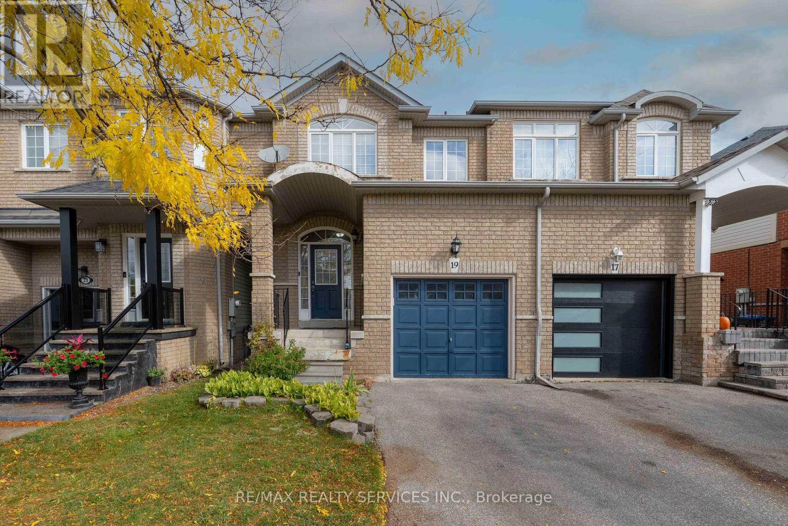 19 Traymore Street, Brampton, Ontario  L7A 2G2 - Photo 3 - W12479253