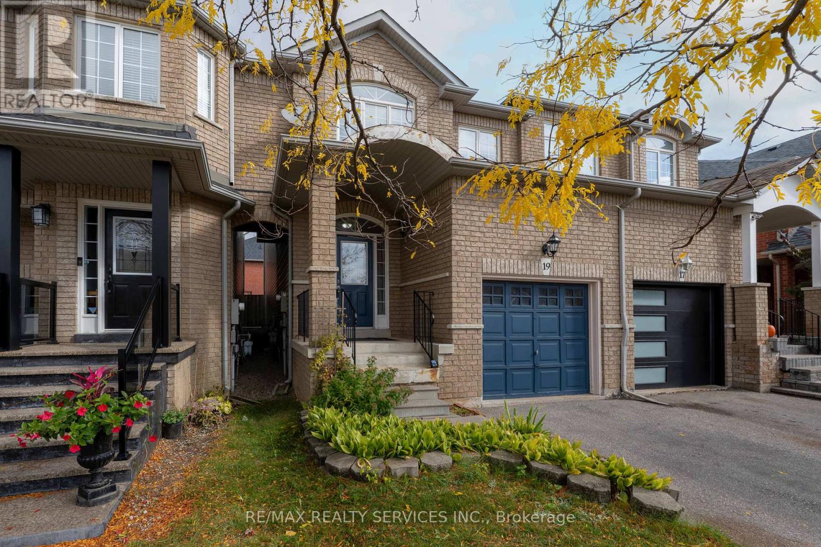 19 Traymore Street, Brampton, Ontario  L7A 2G2 - Photo 4 - W12479253