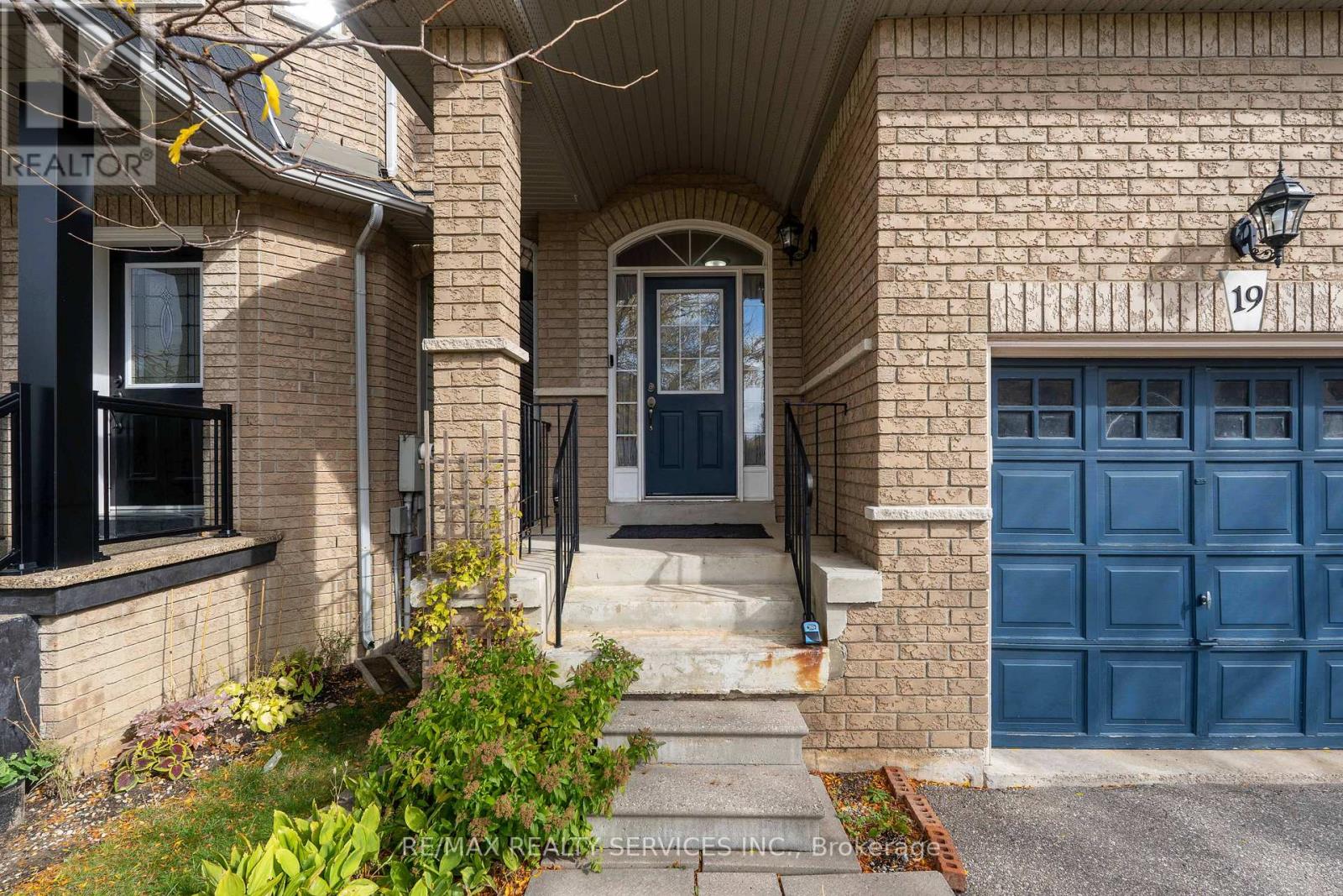 19 Traymore Street, Brampton, Ontario  L7A 2G2 - Photo 5 - W12479253