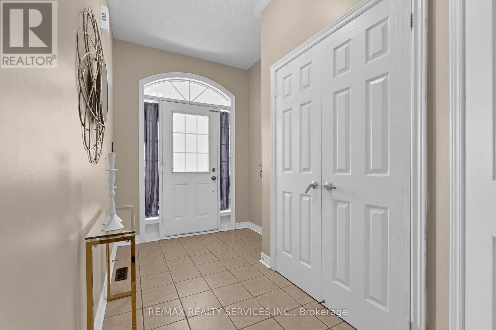 19 Traymore Street, Brampton, Ontario  L7A 2G2 - Photo 9 - W12479253