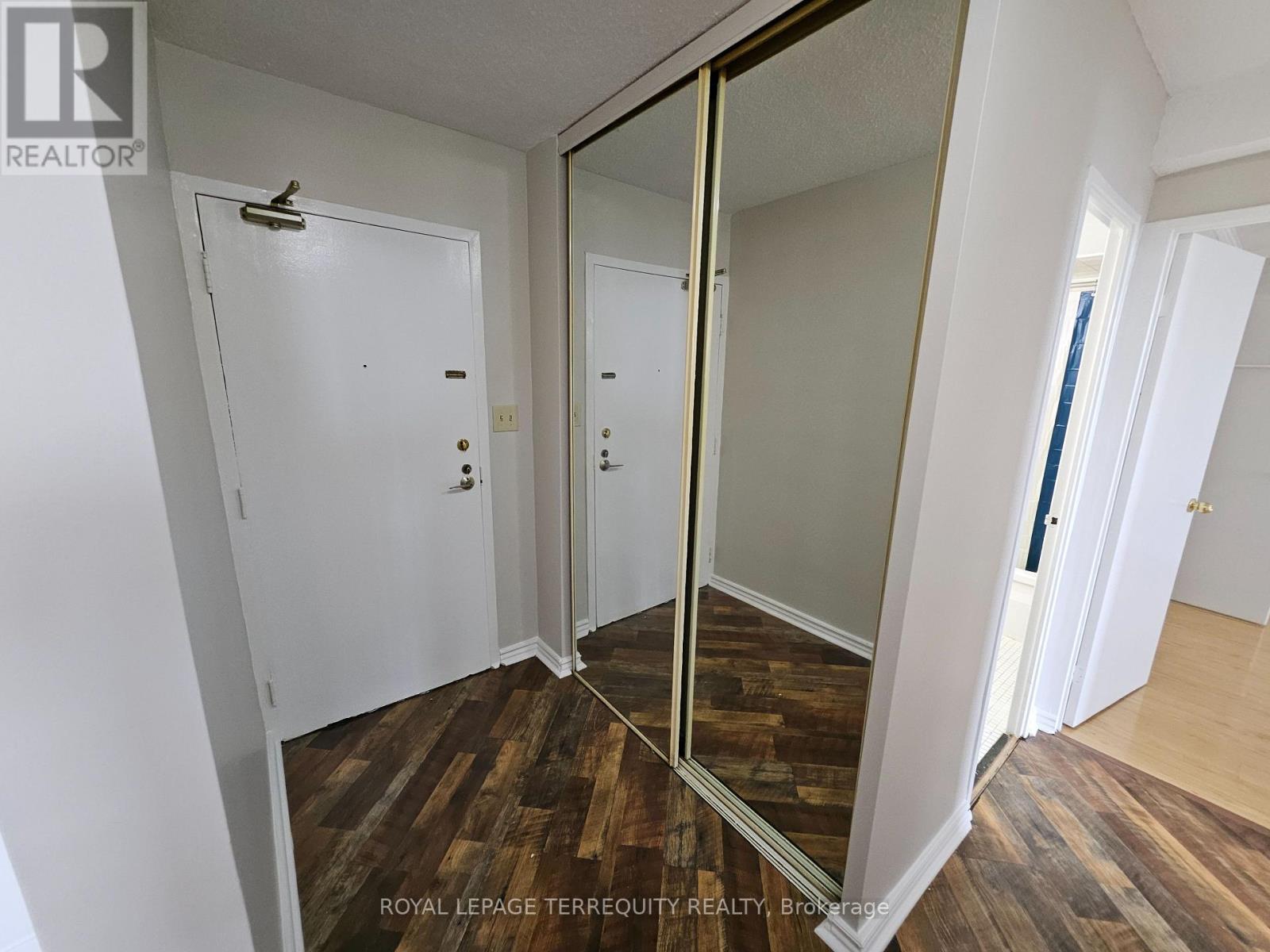 1402 - 5 Shady Golfway, Toronto, Ontario  M3C 3A5 - Photo 4 - C12479311