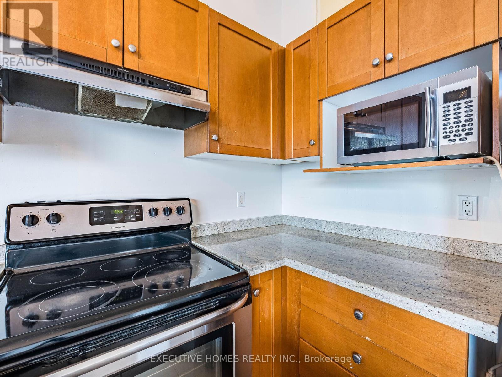 1004 - 700 King Street W, Toronto, Ontario  M5V 2Y6 - Photo 19 - C12479390