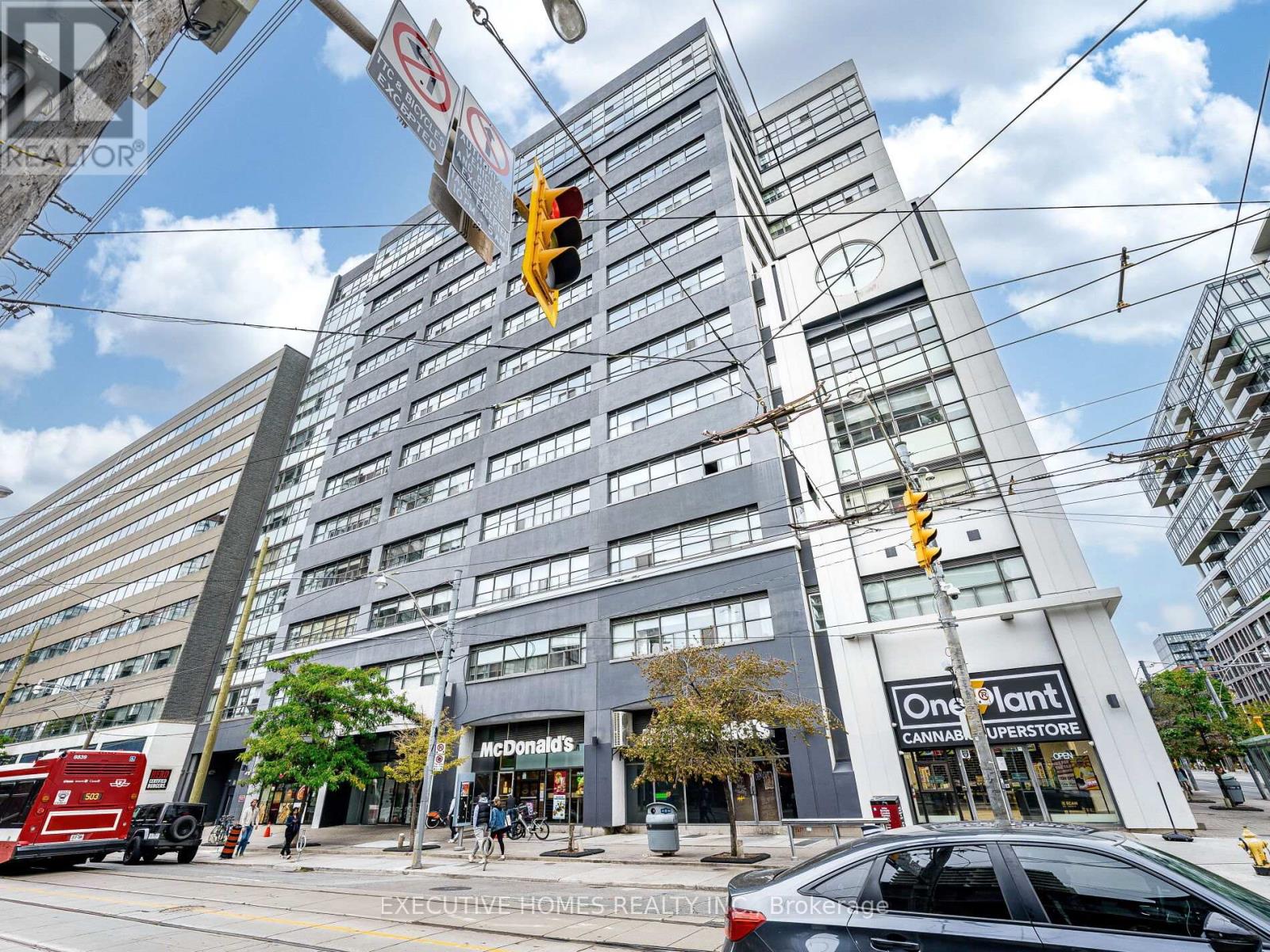 1004 - 700 King Street W, Toronto, Ontario  M5V 2Y6 - Photo 2 - C12479390