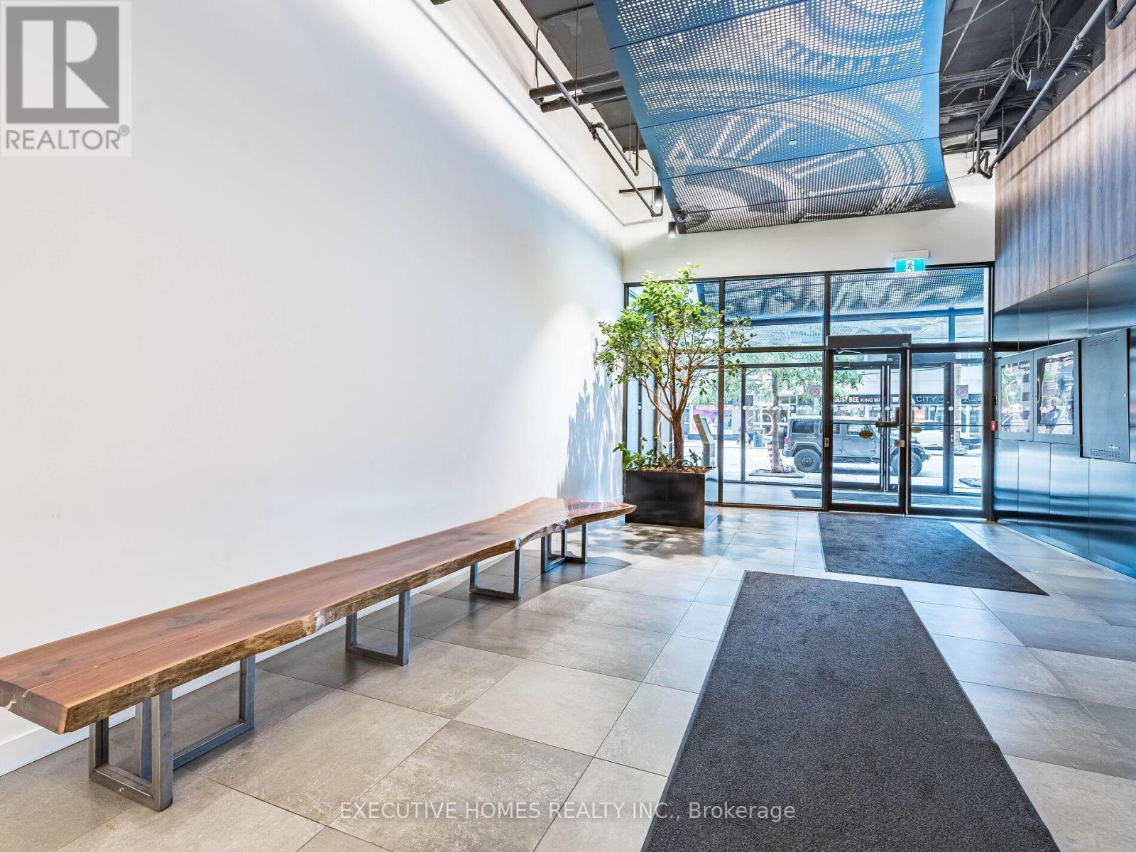 1004 - 700 King Street W, Toronto, Ontario  M5V 2Y6 - Photo 4 - C12479390