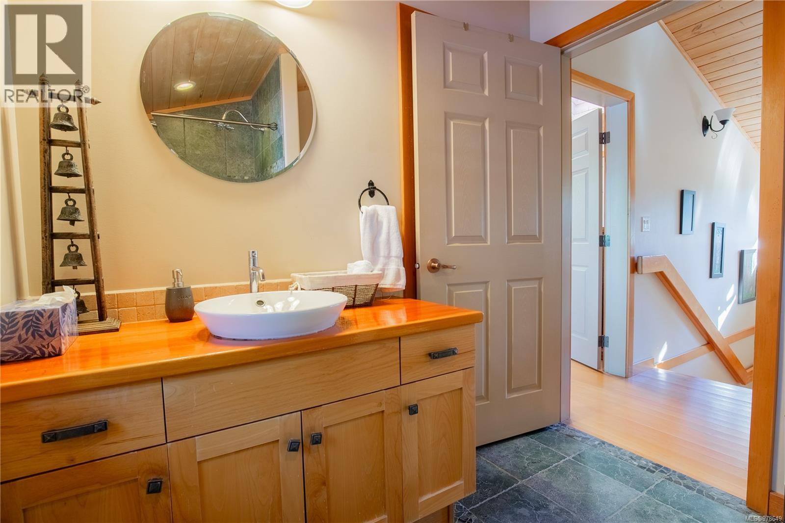 1027 Jensens Bay Rd, Tofino, British Columbia V0R 2Z0 - Photo 20 - 978649